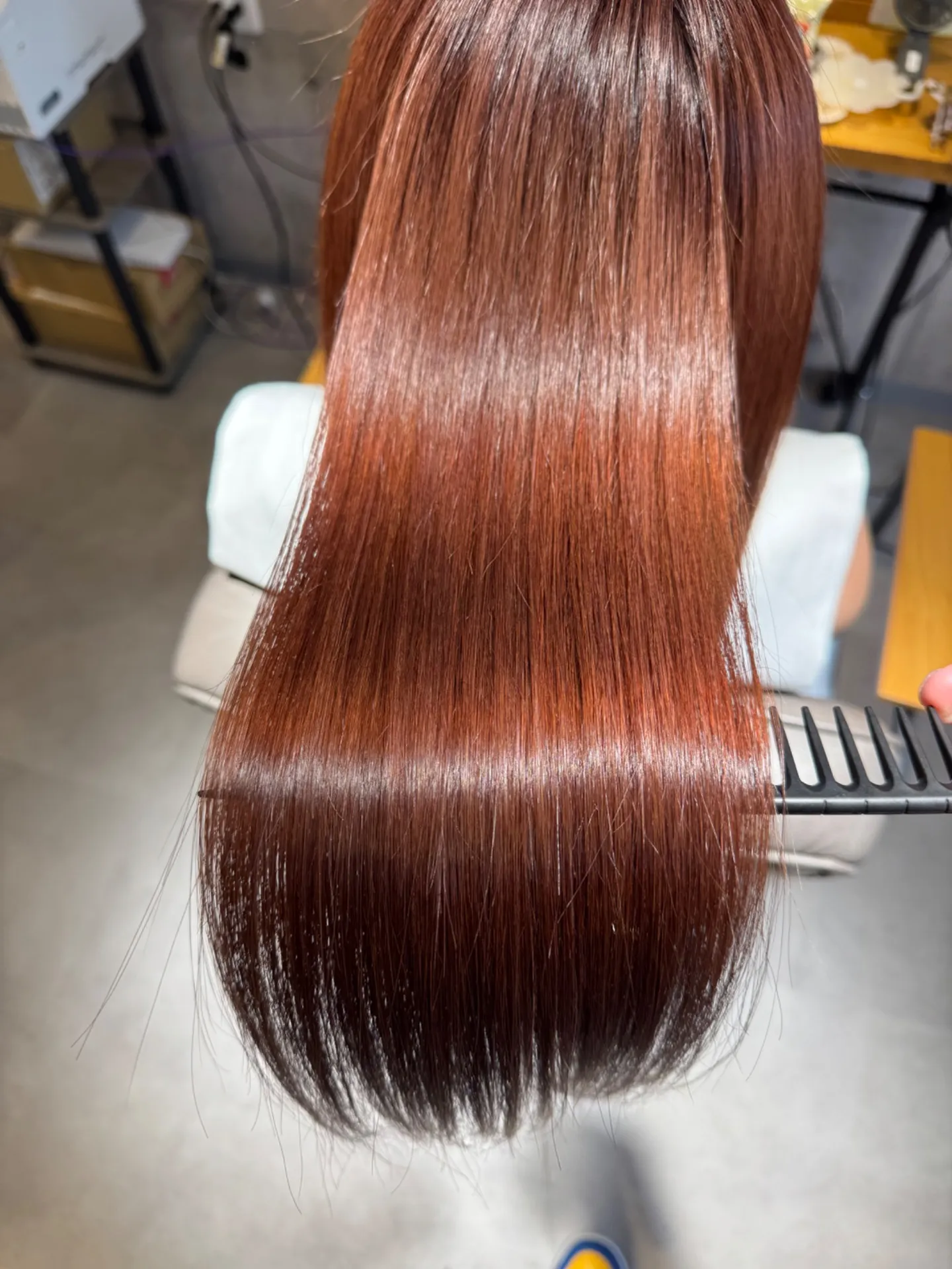 美容院で湿気と汗によるクセ毛爆発を縮毛矯正で抑える方法と持続ケアのポイント